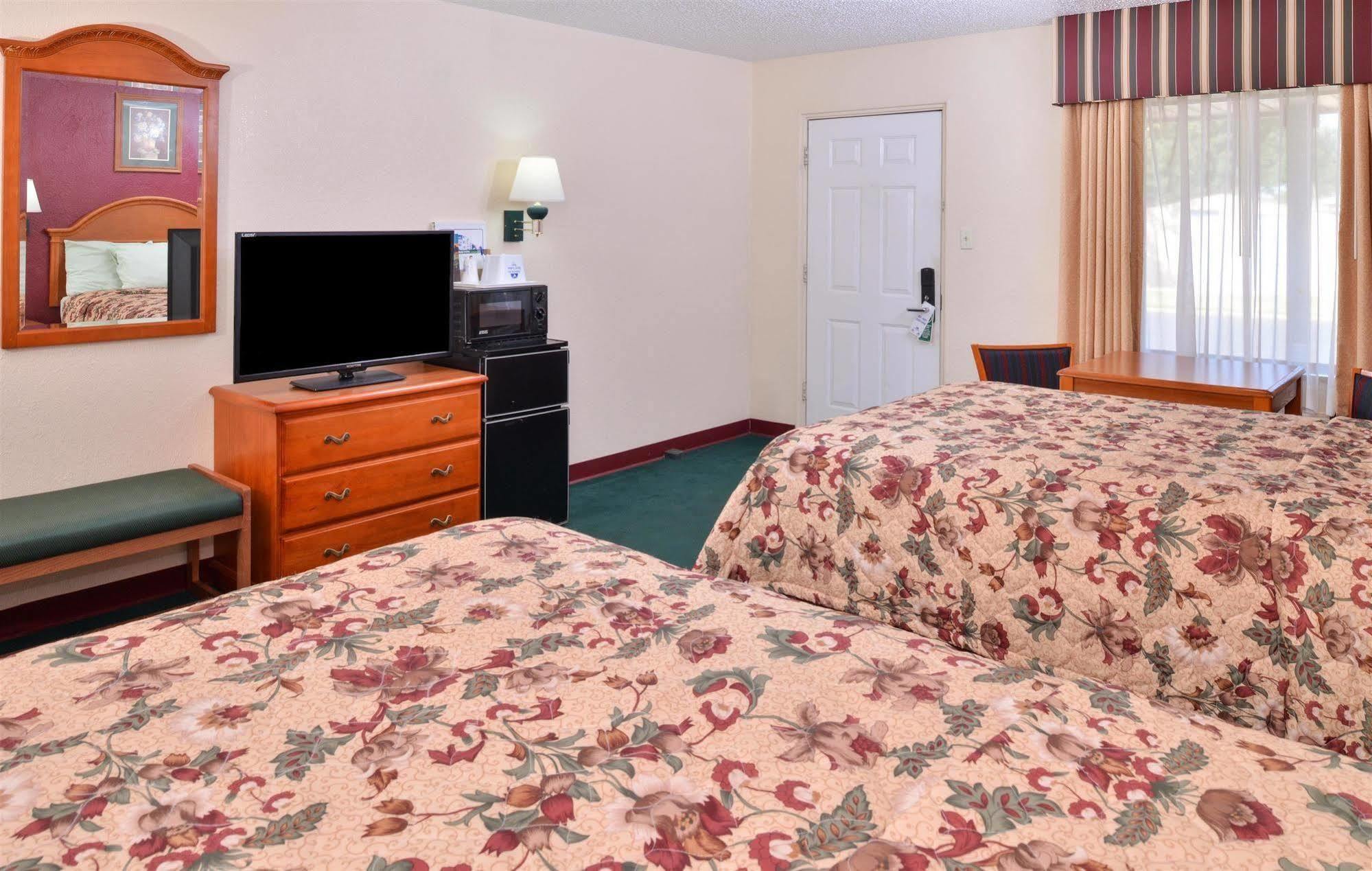 Americas Best Value Inn Lubbock East Exterior foto